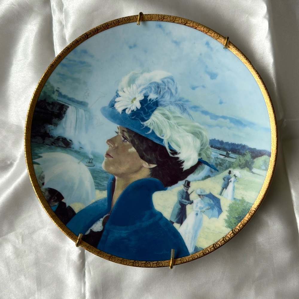 Avon “Mrs Albee on Vacation” Vintage Plate 👒